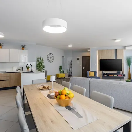 Family-friendly With Swimming Pool - 27270 דירה